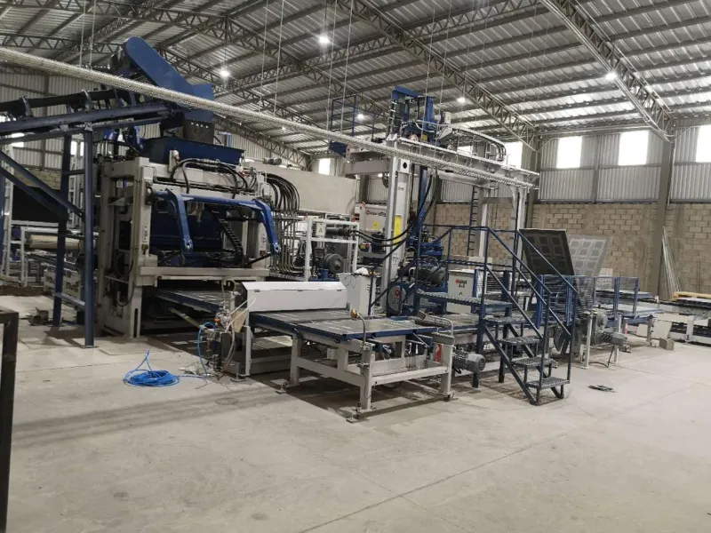 Cənubi Amerikada iri miqyaslı beton blok istehsalı üçün avtomatik blok istehsalı maşınları